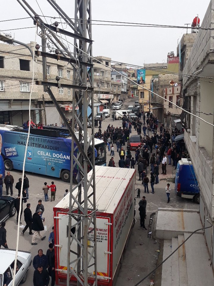 ismaks12271's tweet photo. @FatmaSahin vatan mahallesi başkanım 1 haftadan beli  yapıyor burada davullar 'la mahalleyi gezdiler  bu gün konuşma yapacak diye mahallede para dağıttılar yine fazla kimse gelmeyince başka mahalleden akdere guzelvadi  buralardan adam topladılar ben  sizin gelmenizibekliyorum https://t.co/R23YhvWRQP