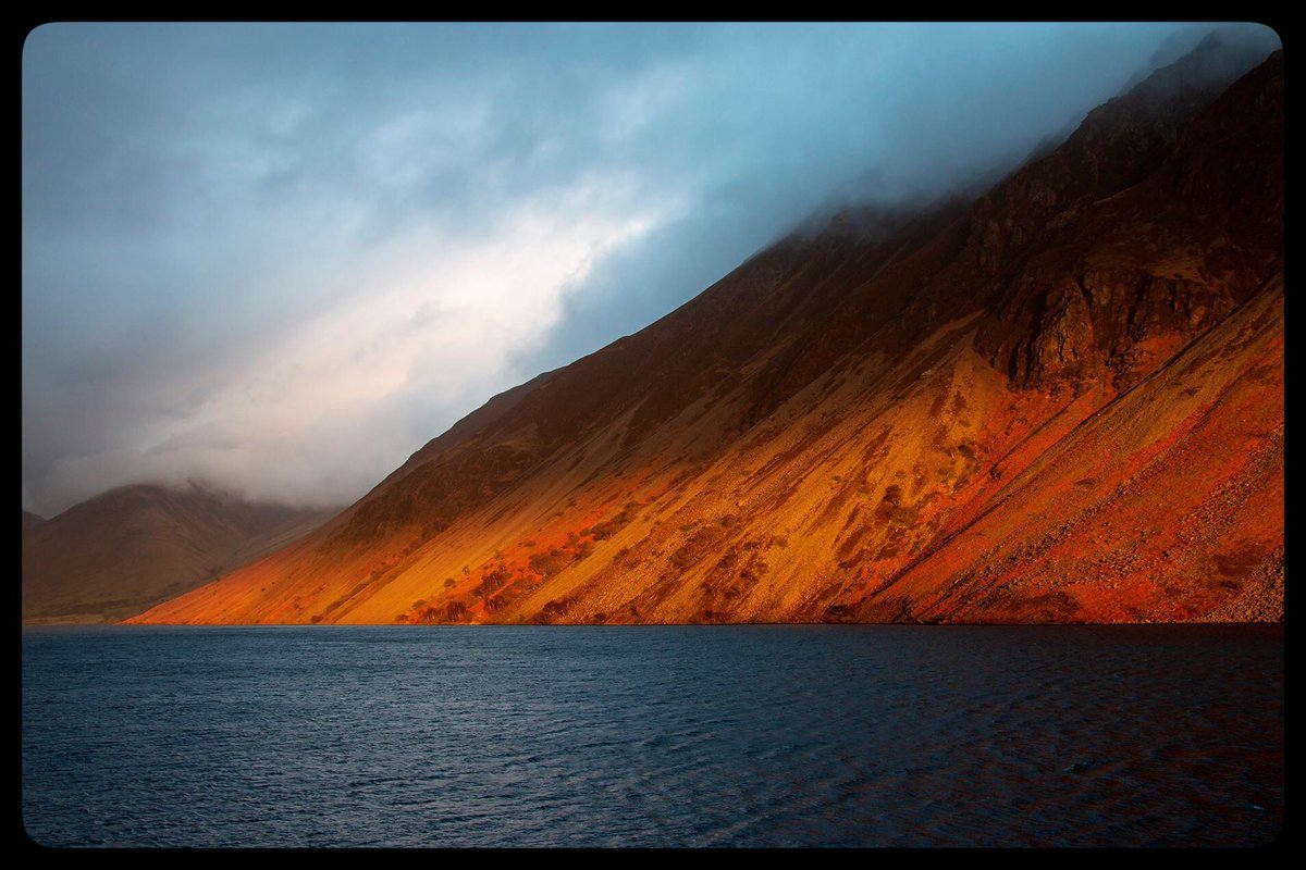 Ian_P_photo's tweet photo. Another from a recent trip to Wastwater. The sun came out for around 2 minutes as I was heading back to the van. Turned round and grabbed this 😊 #northwestuk #cumbria #notjustlakes #lakedistrict #wastwater #sunset #screes #moody @VisitCumbria @VisitEngland https://t.co/pc8BaEmP0o