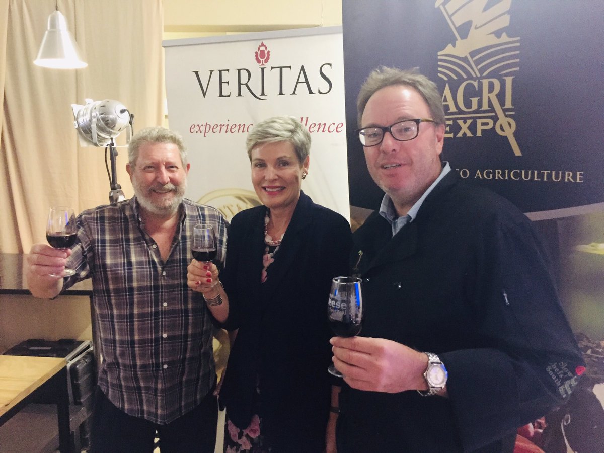 veritasawards's tweet photo. #Veritas by @Woordfees . n Sondag-skaapbraai met Gordon Wright!  Heerlike skaapvleis uit Overberg, Kamdeboo en Hardemanskaroo (Karusaf Karoo Lamb)! Met @veritasawards -wyne!
#CookingWithLamb #SlowFoods #SouthAfricanLamb @AgriExpo1 https://t.co/w6bris6qtX