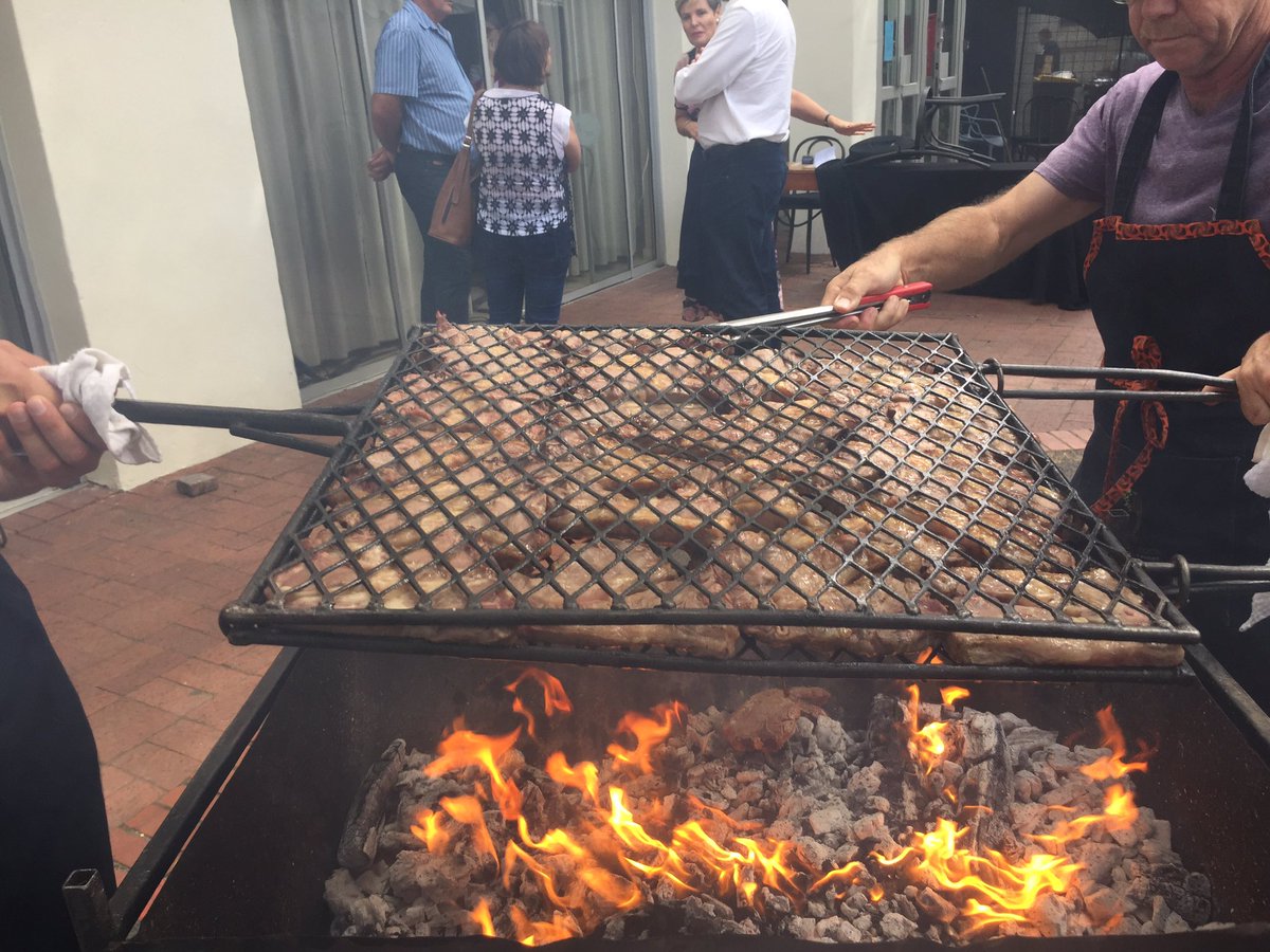 veritasawards's tweet photo. #Veritas by @Woordfees . n Sondag-skaapbraai met Gordon Wright!  Heerlike skaapvleis uit Overberg, Kamdeboo en Hardemanskaroo (Karusaf Karoo Lamb)! Met @veritasawards -wyne!
#CookingWithLamb #SlowFoods #SouthAfricanLamb @AgriExpo1 https://t.co/w6bris6qtX