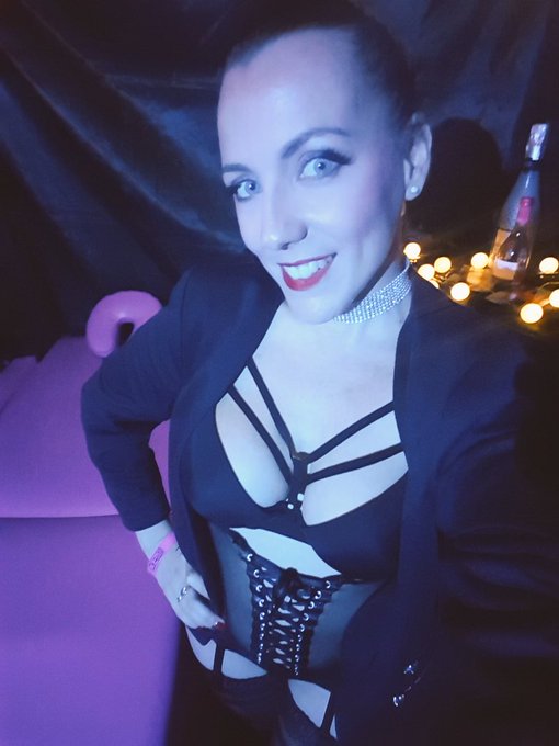 Dernier jour au salon de Gand mes ch&eacute;ris ! Bonne journ&eacute;e 😘 https://t.co/9R2vFF6biu<a href="/tag/blackprince"class="tags"><span>#blackprince</span></a><a href="/tag/robertomalone"class="tags"><span>#robertomalone</span></a>