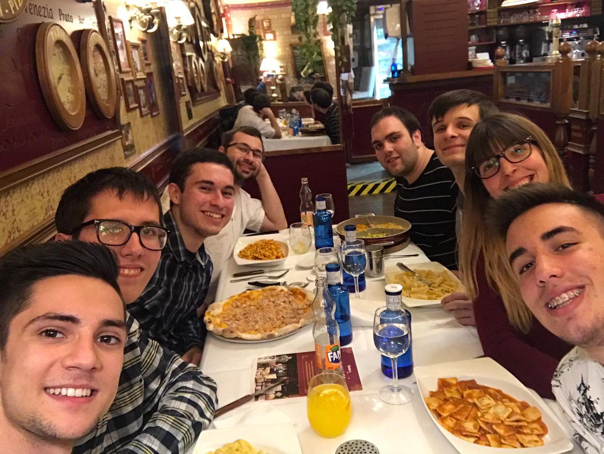 Mikel270201's tweet photo. Muchas gracias por la noche de ayer, sou molt bona gent. Celebrar mi cumpleaños en la mejor compañía friki jajaja. Ahora eso sí, menudos patatas con los bolos😂. Se os quiere😊 #mis18 #busfans https://t.co/sys7mLHMyq