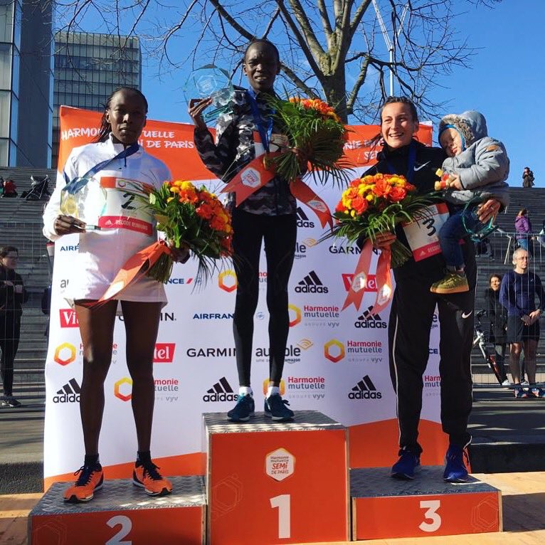 🏁 Podium femmes 🏃‍♀️ 
🥇 Nancy Kiprop 🇰🇪 1:09:12
🥈 Lydia Mathati 🇰🇪 1:09:25
🥉 Clémence Calvin 🇫🇷 1:10:15
#SemiParis #HarmonieRun