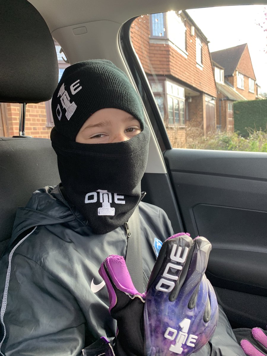 Charlie ready for his game <a href="/bhfc2014/">BHFC</a> <a href="/TheOneGloveCo/">The One Glove Co</a> very windy conditions 🙈🧤🧤🧤🧤