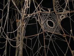 ochodamas's tweet photo. Otras de las obras que hizo en la #womanhouse fue #Crochetedenvironment (1972) que cubría las paredes y techo de la habitación con una estructura de ganchillo que acogía a los espectadores. La pieza resaltaba los roles domésticos, maternos y de la mujer impuestos por la sociedad https://t.co/MjaSehiyY8