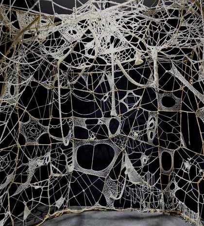 ochodamas's tweet photo. Otras de las obras que hizo en la #womanhouse fue #Crochetedenvironment (1972) que cubría las paredes y techo de la habitación con una estructura de ganchillo que acogía a los espectadores. La pieza resaltaba los roles domésticos, maternos y de la mujer impuestos por la sociedad https://t.co/MjaSehiyY8
