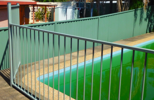 PoolCertify's tweet photo. Metal pool fences closer than 1250 mm to swimming pools may require earthing to reduce the risk of electric shock should an electrical fault or thunderstorm occur.  Don' t touch metal whilst in the water! @PoolCertify https://t.co/27OVZRvLe6