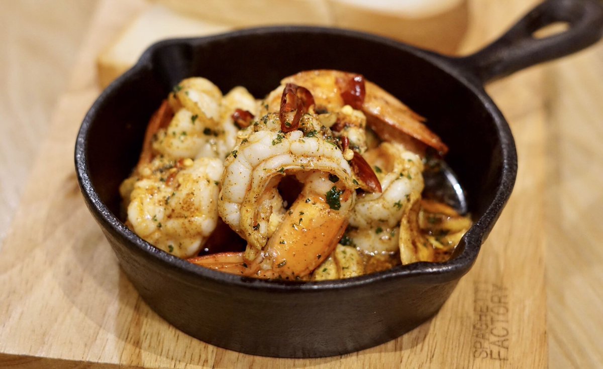 Eatleklek's tweet photo. #พาสต้าเด็ดเว่อร์ Spaghetti Factory สวรรค์ของคนรักเส้น เด็ดสุดคือ Prawn Cold Pasta คือเส้นแองเจิลแฮร์คลุกซอสเย็นใส่ไข่กุ้งและน้ำมันทรัฟเฟิล กุ้งสดมากตัวใหญ่ด้วย อีกตัวคือ Mac &amp; Cheese ชีสยืดมากจ้า ร้านนี้เลือกเส้นและซอสเองได้ด้วยนะ
📍Spaghetti Factory เซ็นเวิล์ด ชั้น 6
@aroii https://t.co/1QTi6koxWd