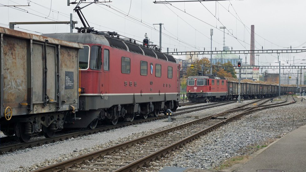 the_aeschli's tweet photo. Hier ein Bild zweier sich kreuzenden "EasyJet" 3.-Klass S-Bahnen bei einem Testbetrieb:

#3klasse https://t.co/FcVeprrXoX