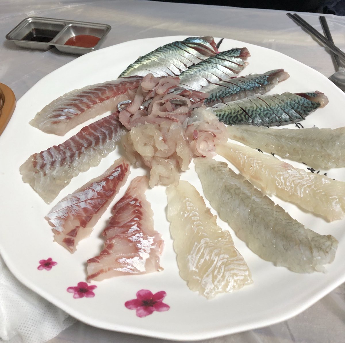 보기 좋은 회는 먹기도 좋... 
히마리 없는 회롤세...