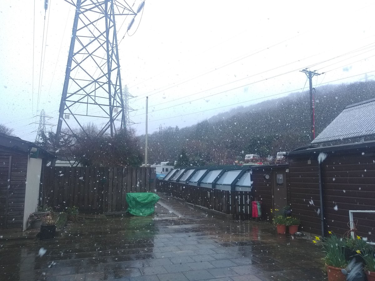 Hello from a from #yorkshire!

 It's just starting to snow!

But we do get some warm weather...honest...come and visit sometime :)

ashdene.club

#snowbadgers #naturism <a href="/britnaturism/">British Naturism</a> #yorkshire