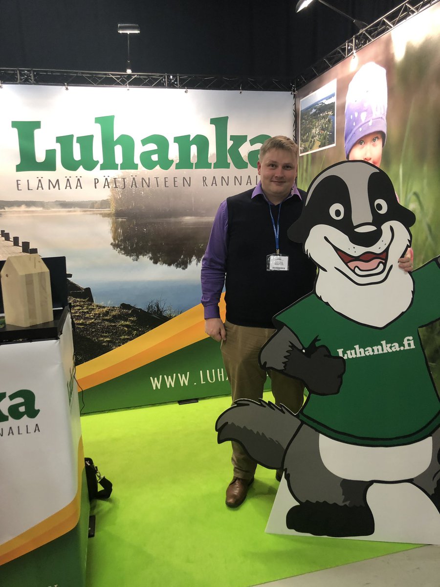 <a href="/LuhankaHQ/">Luhanka_HQ</a> ja <a href="/KarnaTuomo/">Tuomo Kärnä</a> näyttävästi esillä @Jklmessut. Jos haluat kodin tai loma-asunnon Luhangasta tai muualta eteläisen Päijänteen alueelta niin OPKK Järvi-Häme auttaa 😊 #Luhanka #Järvihämettä #Kesäkunta #Hyvältänäyttää