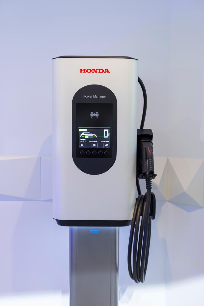 HondaAutoItalia's tweet photo. Honda Power Manager è la nuova tecnologia che ti renderà indipendente e super efficiente nella gestione di tutte le tue ricariche. Scopri di più sulle tecnologie di ricarica su >https://t.co/nPeeKY9V9B #Honda #ePrototype #HondaElectric #ThePowerOfDreams https://t.co/gJEG4rKHhh
