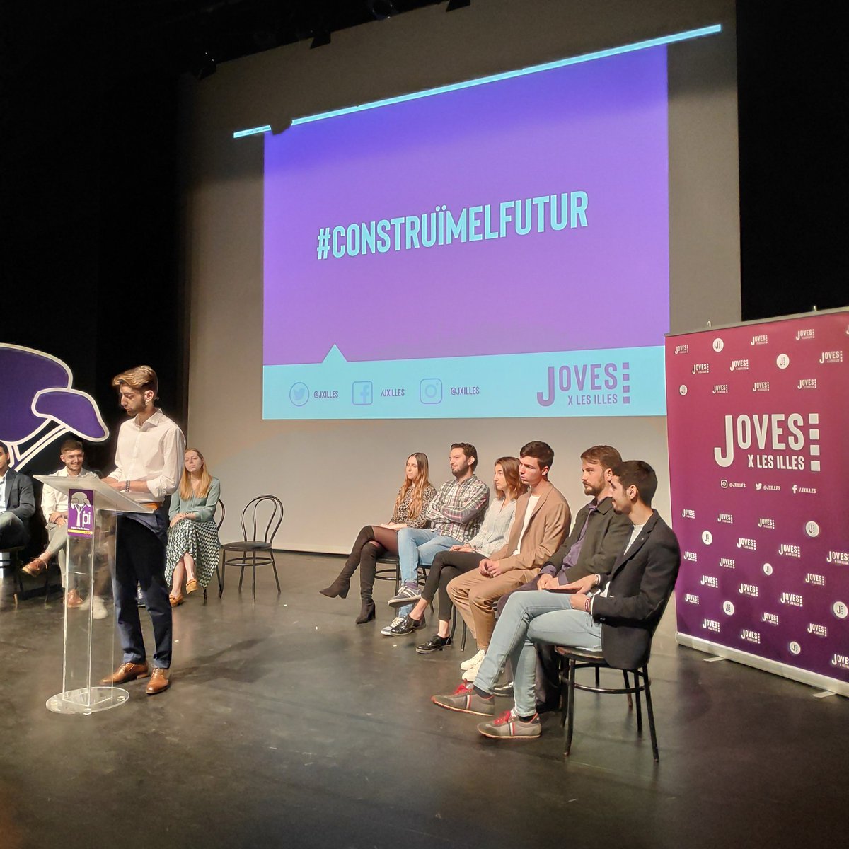 JovensVAL's tweet photo. 💜💪 El Secretari General de @JxIlles, @ivanmirpineda, presenta el projecte aixina com els seus objectius basats en el compromís en les Illes i els illencs. 🎙️ Els joves de les illes prenen la paraula. La política també és una qüestió de joves. #SomIllencs https://t.co/OVpjPlY6sk