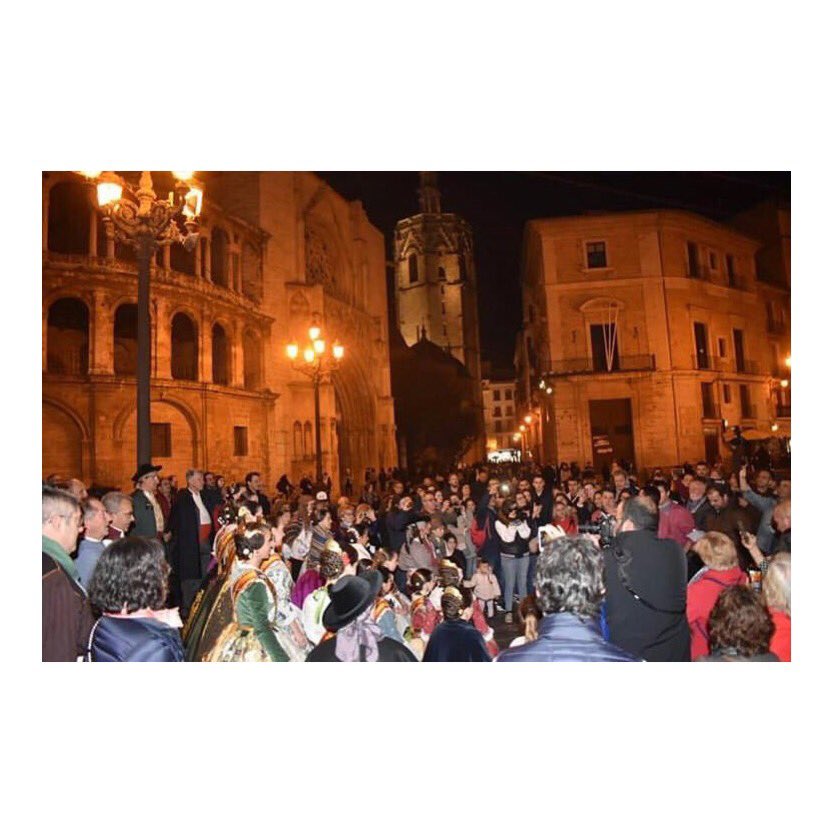 UrySaavedra's tweet photo. Que bonito fue vivir y grabar para #OndaValenciaTV, la #NitDAlbaes este pasado viernes.
Recorrer el casco antigüo de noche, acompañados de la dolçaina y con un ambiente tan valenciano... :’)
Para mí, uno de los actos más bonitos de estas #fallas2019. 😍🔥
Feliz domingo! :) https://t.co/DdWoO1IpJ4