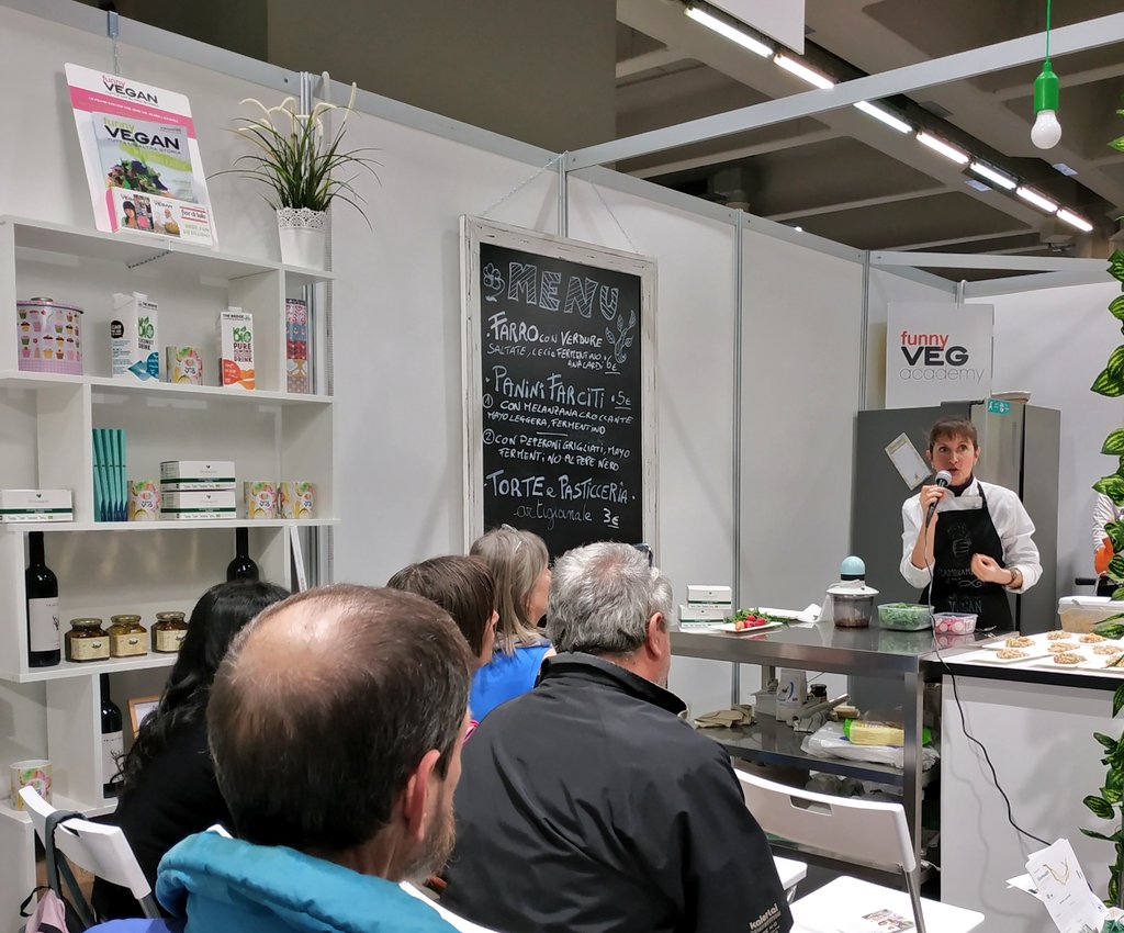 FunnyVegAcademy's tweet photo. #cucina anti #spreco ora allo stand di @FunnyVegan a @Falacosa_Giusta  con @Giulia_Giunta. Come usare figlie e fare #pesti con olio #evo #nutraceutica 
#FLCG2019 #sostenibilità #fieramilanocity #flcg https://t.co/KfeWCHHGzB