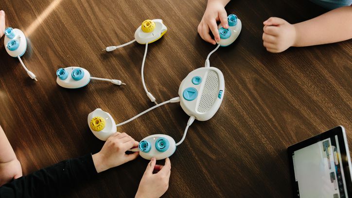 CNET's tweet photo. Children who are blind learn how to code with Code Jumper https://t.co/njX3SAVq3t https://t.co/KMJYZoU8nS
