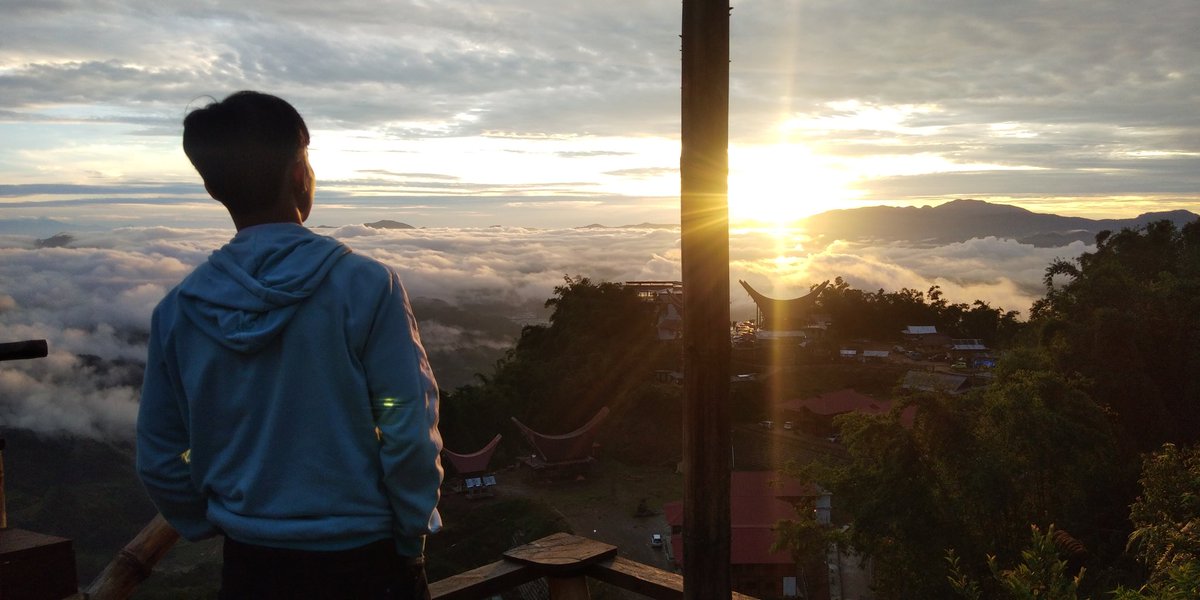 janganlah engkau menjadi seperti senja, yang datang membawa kebahagiaan dan keindahan, namun hanya sesaat dan setelah itu lenyap menghilang.