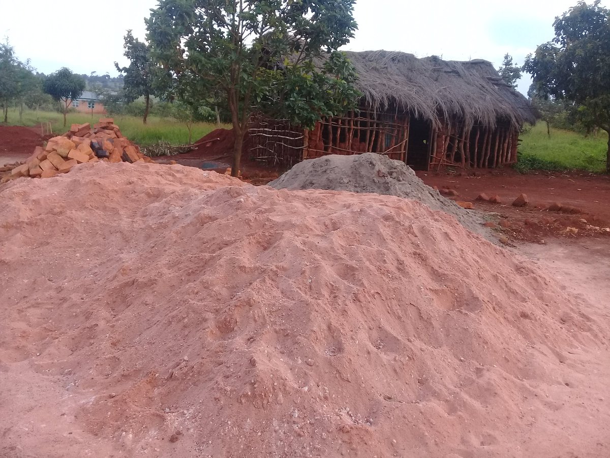 JonasEm03308937's tweet photo. Hatua ya ujenzi iko inaanza ofisi ya walimu pamoja na chumba cha darasa kimoja s/msingi Kanyinya wilaya #Kibondo walimu amekuwa wakihangaika kutumia ofisi hiyo ya nyasi kwa mda mulefu hongera @save_children #chukuahatua waziri wa  Elimu joyce Ndarichako
@MagufuliJP https://t.co/SPuWYhl3gp
