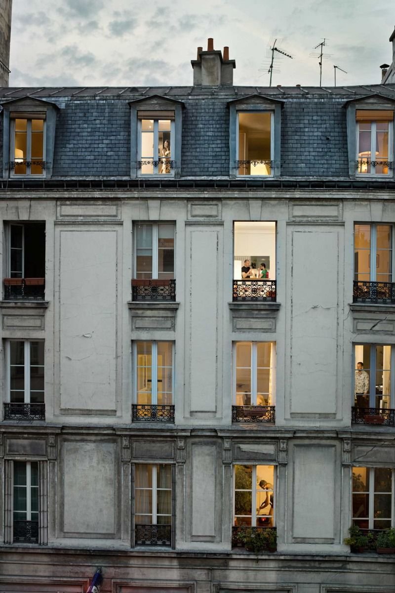 AnaBolena33's tweet photo. Decía el pintor Edward Hopper que él quería ver dentro y fuera al mismo tiempo. La fotógrafa Gail Albert Halaban persigue ese mismo fin, hitchcockiano, en los edificios de París. https://t.co/xu0XKXnOLK
