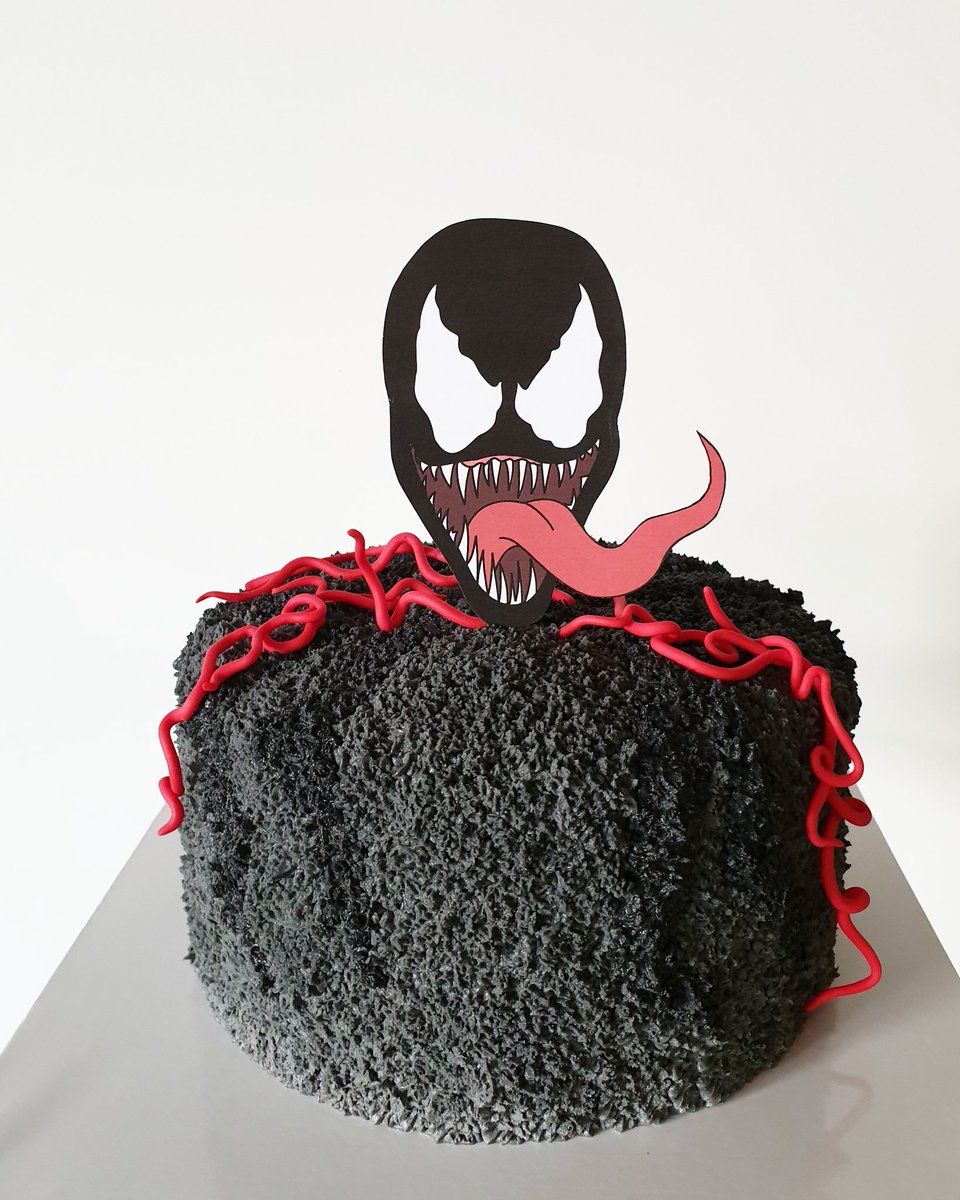 littleteashopmv's tweet photo. A #venomcake :
Three layers of Butter Cake with Buttercream, printed paper topper, and fondant bits, and I'm very happy with how this turned out 😊
(I still haven't watched the movie and making this has made me want to watch it soon)
#needamovienight #thelittleteashopmv https://t.co/bOFuWZfSwX
