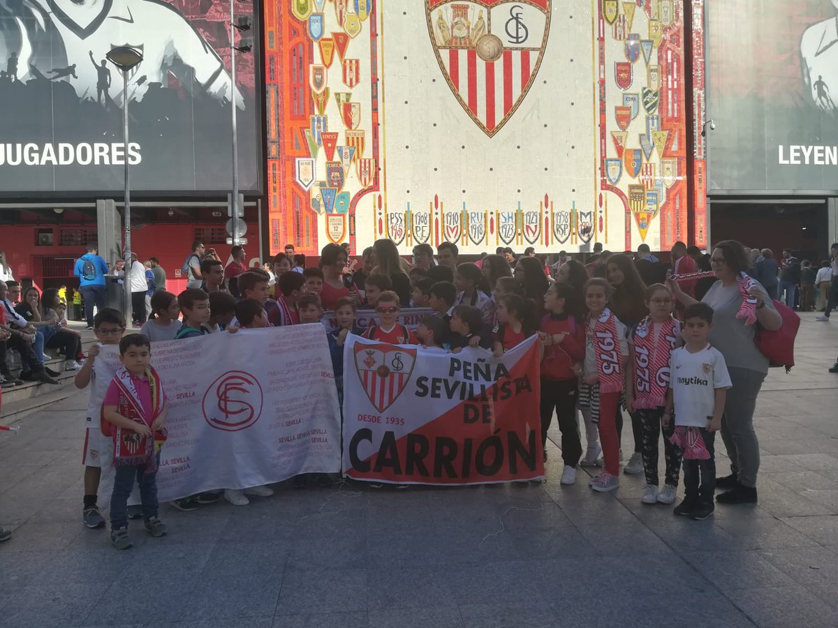 PSCarrion's tweet photo. Ya están nuestros peques a las puertas del Ramón Sánchez Pizjuán. Con entrevista del Sevilla FC TV incluida. #VamosMiSevilla #somosPSCarriondesde1935 #corrennuevostiempos #yloqueestáporvenirMale https://t.co/zoBCSyaahI