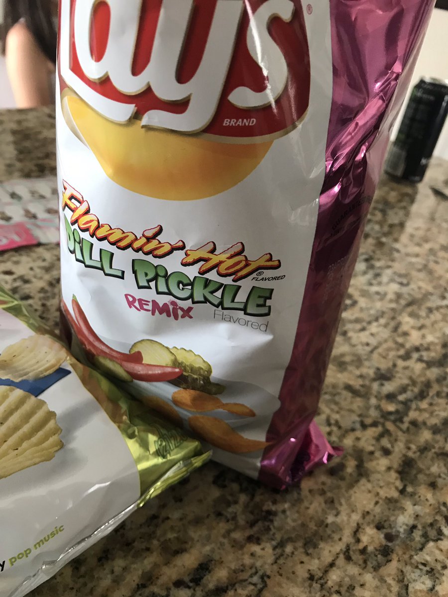 Elliottbooyah's tweet photo. I ask you @LAYS whereโs the chips?!?! #baghalffull #needmorechips https://t.co/xIFjiYmnrF