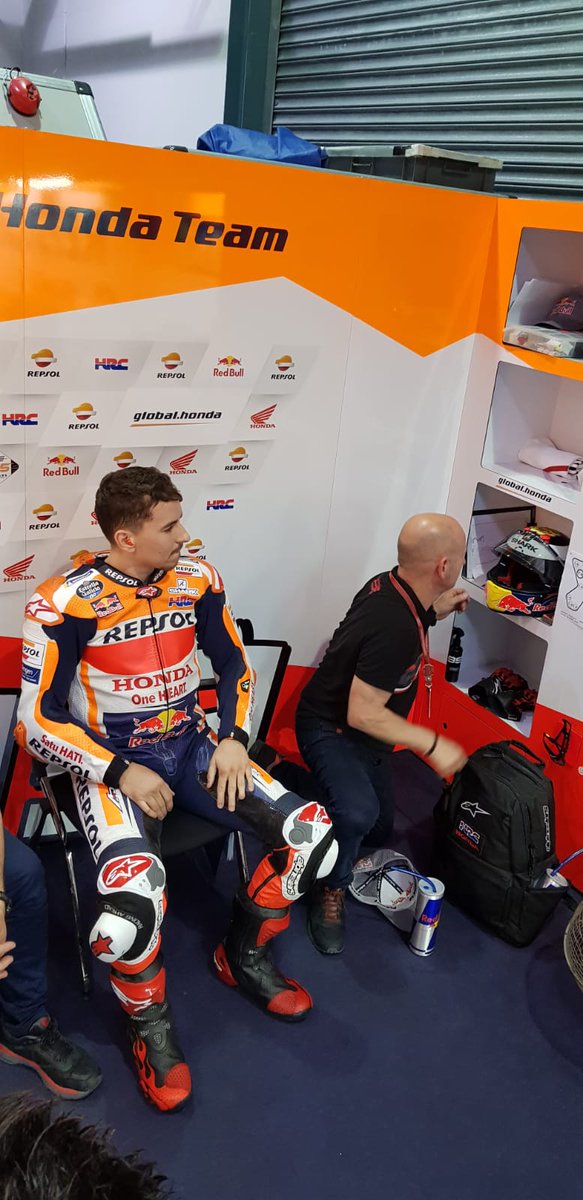 box_repsol's tweet photo. ¡Preparados! #MM93 y #JL99, concentrados antes de la carrera de #MotoP. ¡Falta muy poco!
#EquipoRepsol
#QatarGP
#Losail https://t.co/xdckEdQHvO