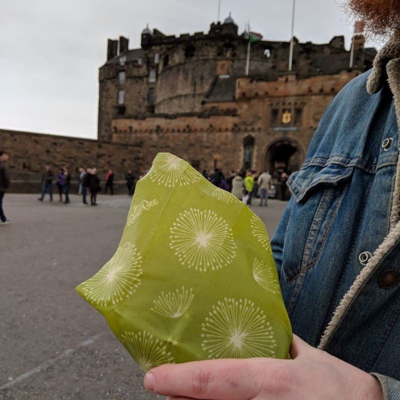 BeeBeeandleaf's tweet photo. It's #PackYourLunchDay! (There really is a day for everythingπ!) Where are you & your BeeBees out for #lunch today?
Sightseeing or hiking, BeeBee has your lunch wrapped! Here's Team BB's Luana enjoying a snack from her Clocks #BeeBeeWrap whilst in #Edinburgh π°#packyourlunch https://t.co/U1FB9JJGOW