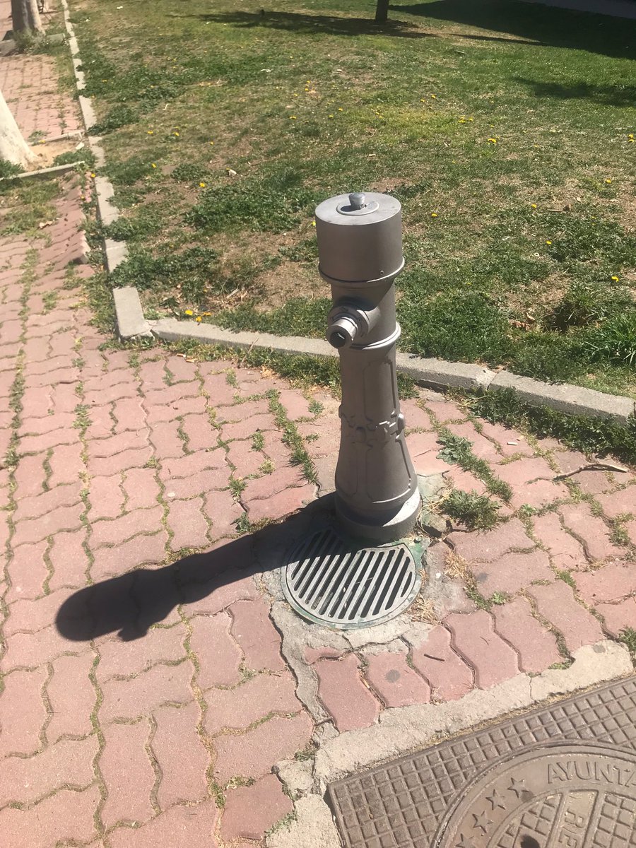 og_rama's tweet image. ⁦@MADRID⁩ desde campo de las naciones a la avenida de Arcentales por el carril bici y todas las fuentes así. Y son más de 20 grados.... Ahora no digan q es xq se congelan xq en verano pasa igual...