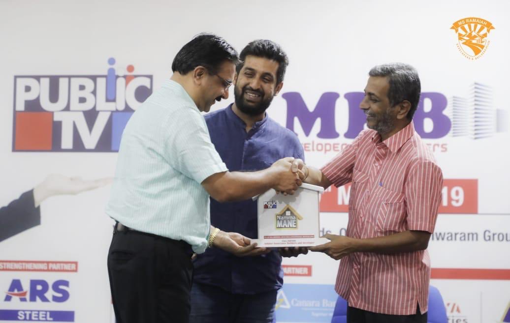 OfficialMSRDB's tweet photo. Mr HR Ranganath, Head of Public TV and Mr Raksha Ramaiah, Director of #MSRDB giving a token of appreciation to the various exhibitors at the Public TV Namma Mane Exhibition in #Bengaluru https://t.co/GRgnBt20VA