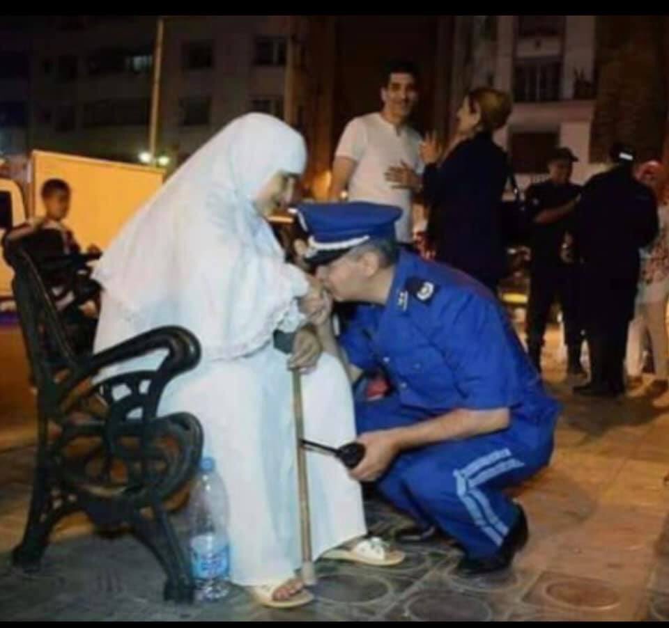 djelid3's tweet photo. هذا الجهاز الأمني ( الشرطة) الذي كان دائما محل إنتقادات واسعة ،، يثبت اليوم و بكل جدارة وإحترافية أنه بالشعب ومن الشعب وإلي الشعب وأنه حامي الشعب ... https://t.co/qI7MbXHj1Y