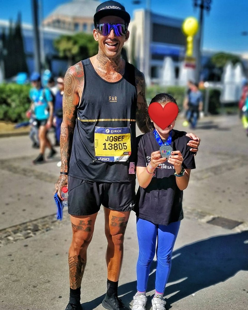 josefajram's tweet photo. Maratón de Barcelona concluida con visita final al muro. Barcelona espectacular 0 reivindicaciones políticas de ningún tipo, solo deporte, moltes gracies gran exemple. https://t.co/kYNrQPtU4F