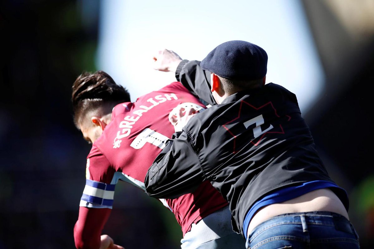 Un fan del Birmingham agrede a Jack Grealish.