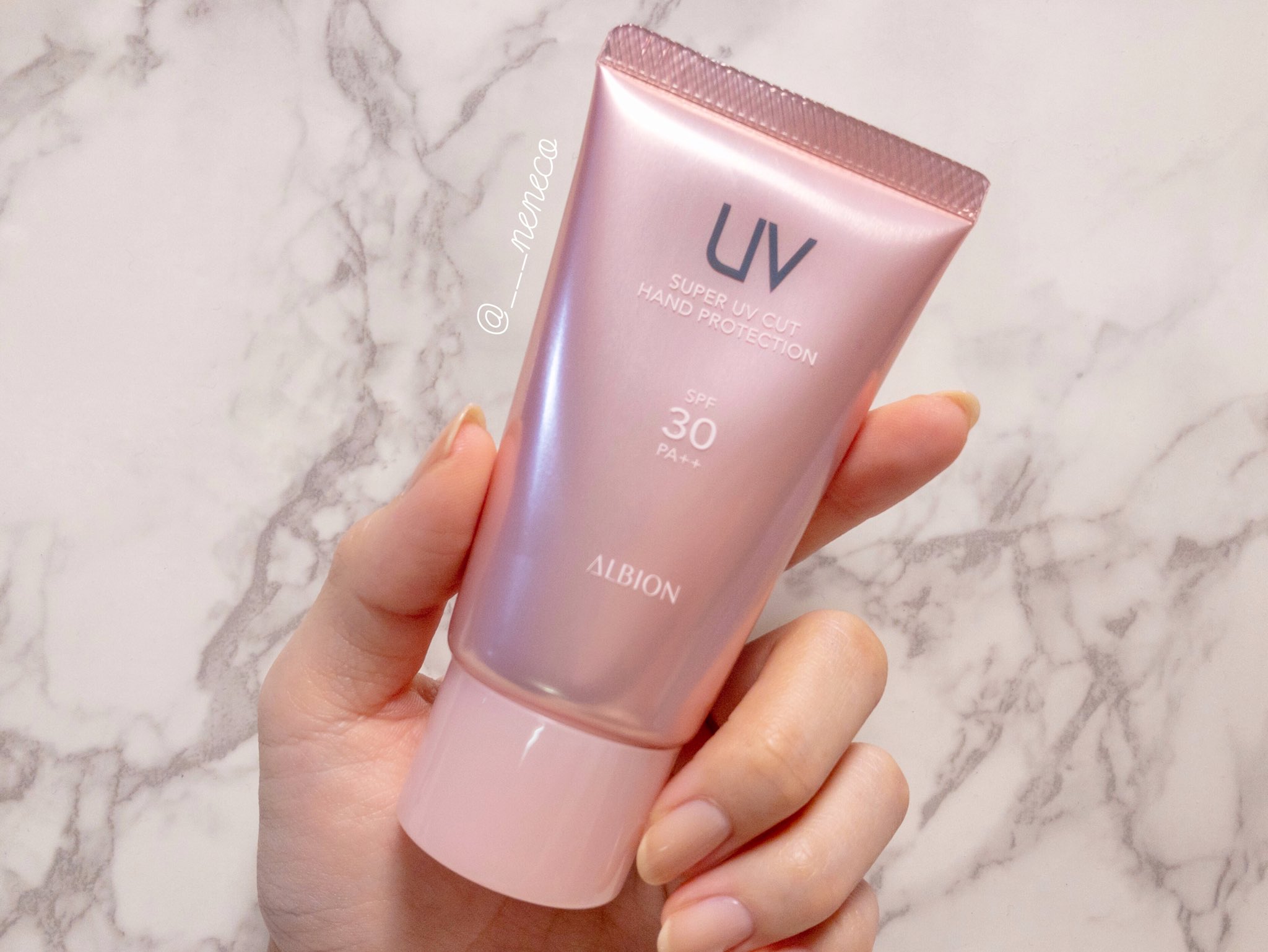 アルビオン スーパーuvカットハンドプロテクション Spf30 Pa 手洗い後ハンドクリーム 日焼け止めが面倒なので気になっていたこれを買ってみた すごく良い香りだけど若干強めなので職場とかでの塗り直しは注意かも ハンドクリームで3 000円は自分的