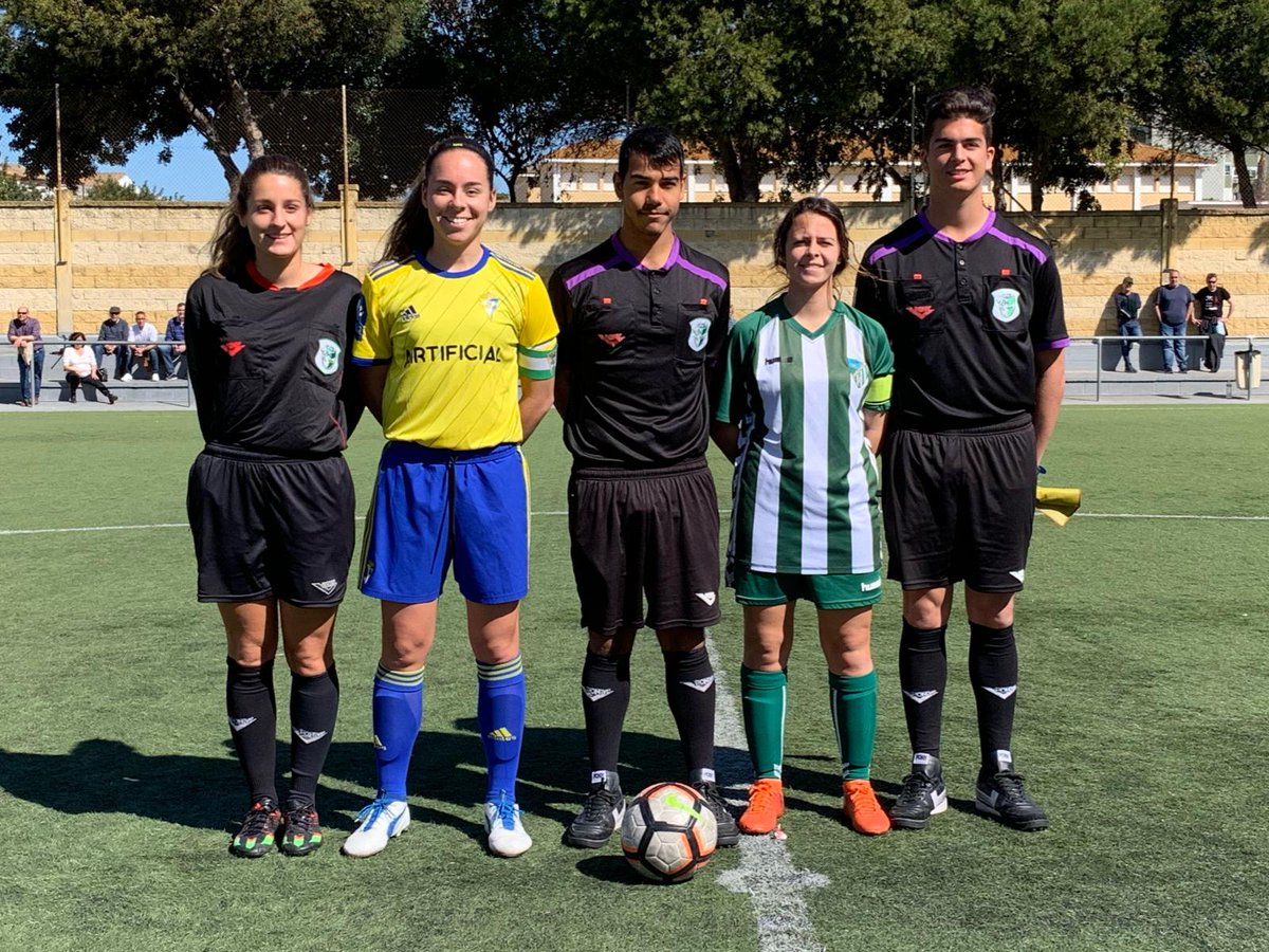 Foto previa al inicio del partido entre el CD Pastora 1966 y el Cádiz Femenino (Foto: @Cadiz_CFFem).