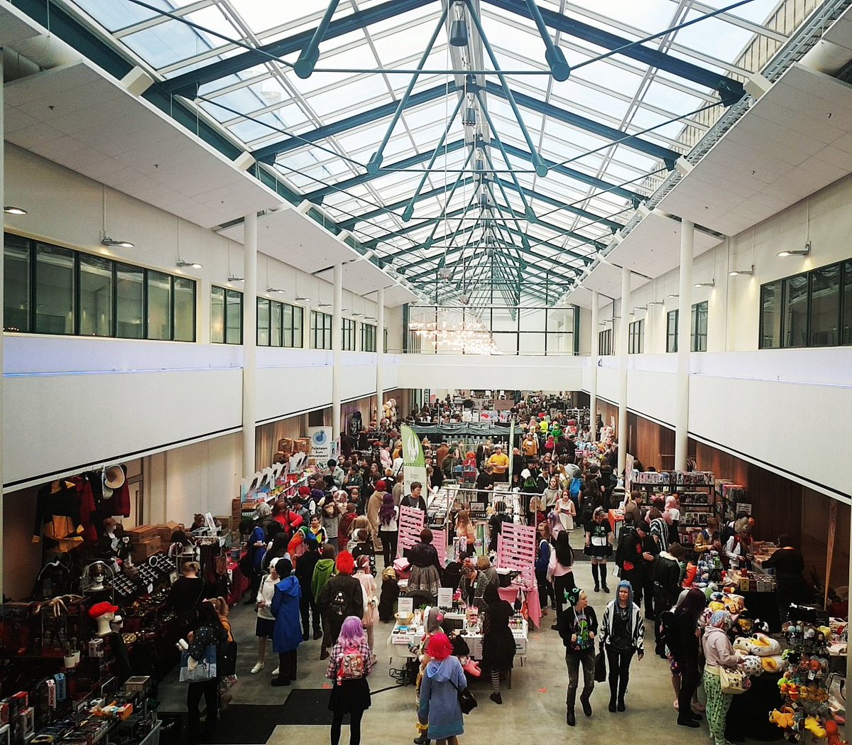 Vielä on aikaa tehdä taidekujalla ja myyntipöytäsalissa löytöjä. Myynti päättyy klo 16:00.
#yukicon