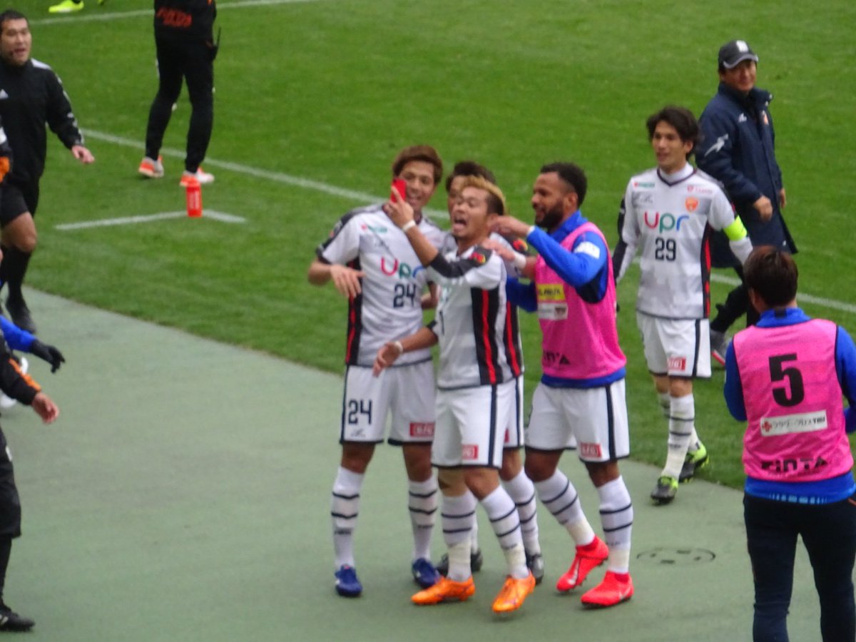 Knight19831227's tweet photo. いや俺らにとっちゃ田中さんデーでしょ。ベンチにいる時からやりたくてやりたくて我慢できないパウロ、出たらすぐにスーパーゴールからの自撮りって。おもしろすぎるわ！　#スーパーエンターテイナー https://t.co/xl9ua4rv6t