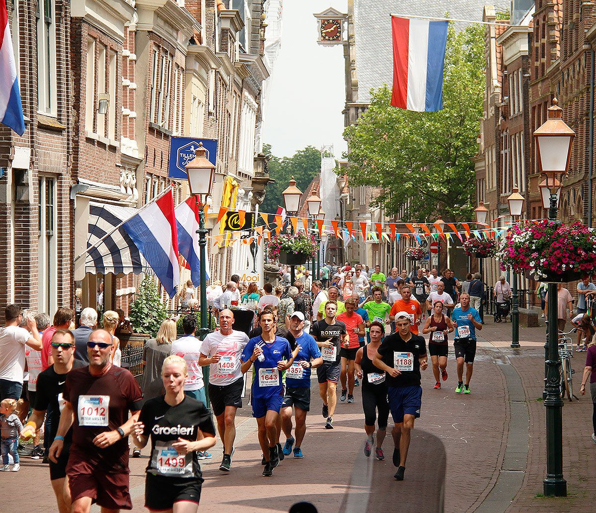 De bewoners van het Grote Oost zorgen elk jaar weer voor een warm en feestelijk onthaal.
Doe ook mee en schijf je vandaag nog in voor één van de 5 afstanden tijdens Schutz Marathon Hoorn op zondag 2 juni 2019.
hoornmarathon.nl
