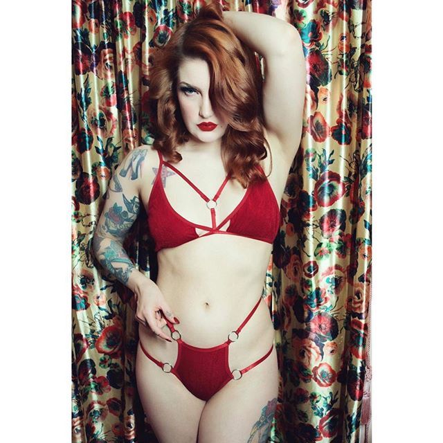 Millie_Dollar's tweet image. Red head forever. •
•
•
•📸 @missbabydaisy •
•🏠 @babys.bungalow •
•
•#milliedollar #innuendo #squatsbooty #tattooedpinup #pinups #redhead #redhair #gymgains #tattooedwomen ift.tt/2NVp1Lw