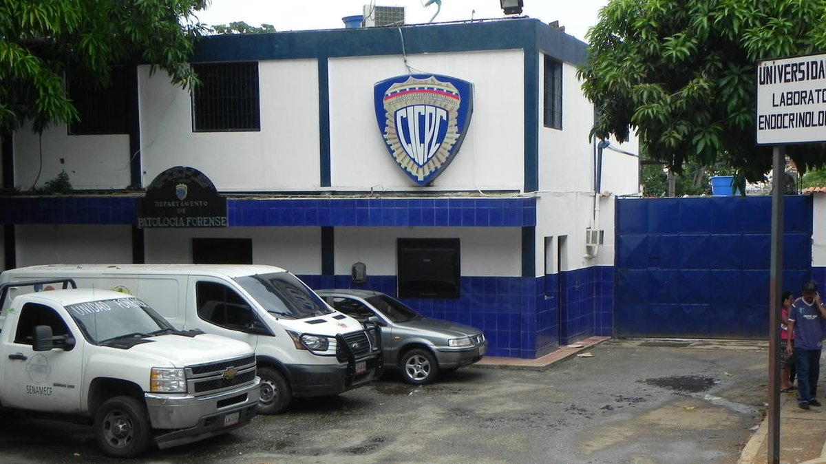 ElNacionalWeb's tweet photo. [VIDEO] Señora llevó a su hija muerta a la morgue de Valencia durante apagón https://t.co/t7R7pRL5rR  https://t.co/D5ffXk2p2d