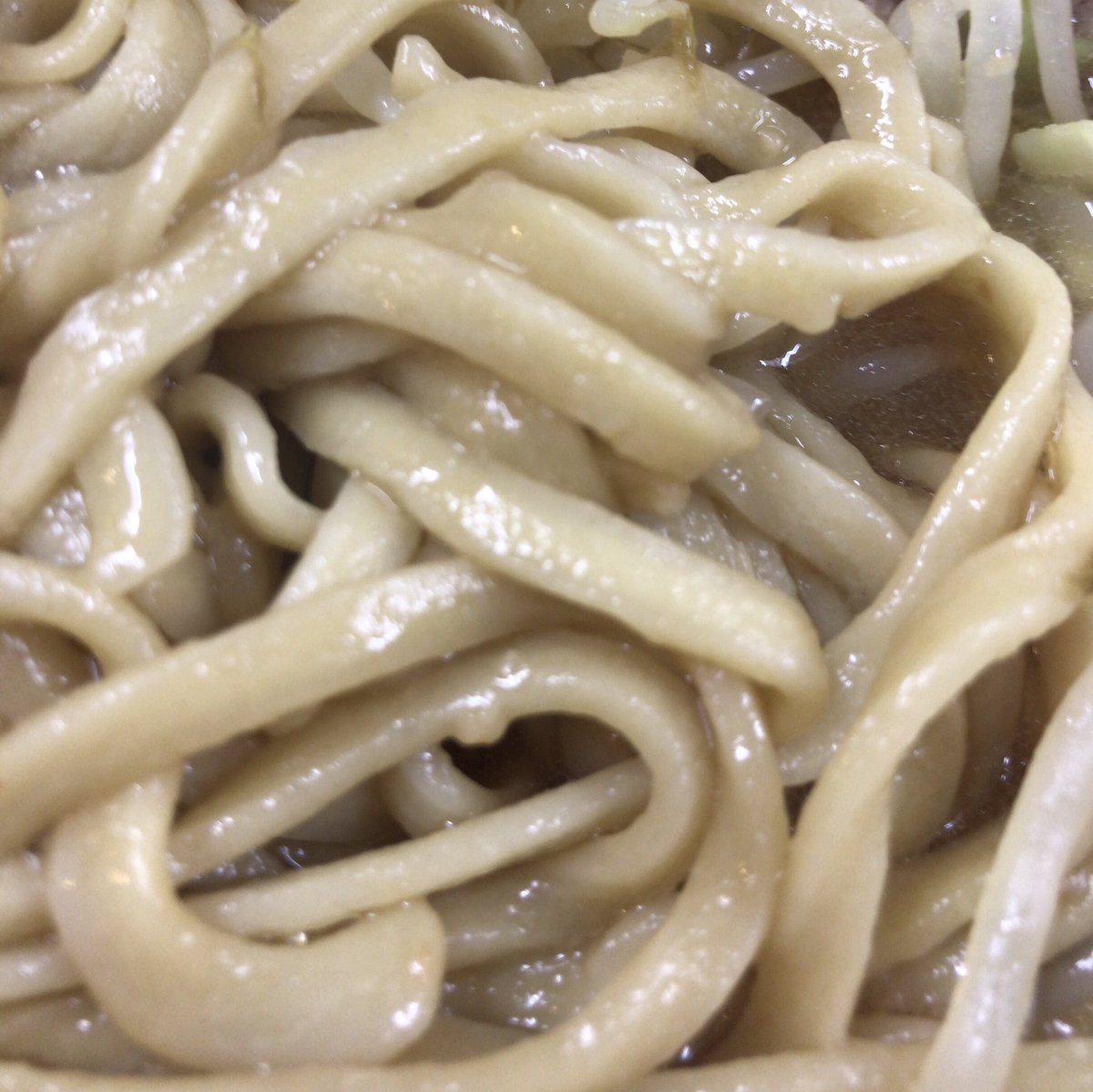 onna_jiro's tweet photo. 祝開店・ラーメン二郎越谷店。ムッチリ感のあるウデ肉使用の豚はボリューム満点。モチモチ食感の麺がすごく美味しい。スープはキリッとした醤油の味と旨味のバランスが良くておいしかった！オープンおめでとうございます！
https://t.co/hPkoEONwLj https://t.co/4m0LP9jBqb