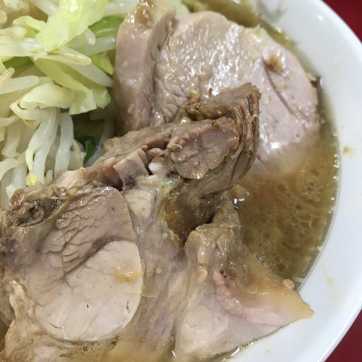 onna_jiro's tweet photo. 祝開店・ラーメン二郎越谷店。ムッチリ感のあるウデ肉使用の豚はボリューム満点。モチモチ食感の麺がすごく美味しい。スープはキリッとした醤油の味と旨味のバランスが良くておいしかった！オープンおめでとうございます！
https://t.co/hPkoEONwLj https://t.co/4m0LP9jBqb