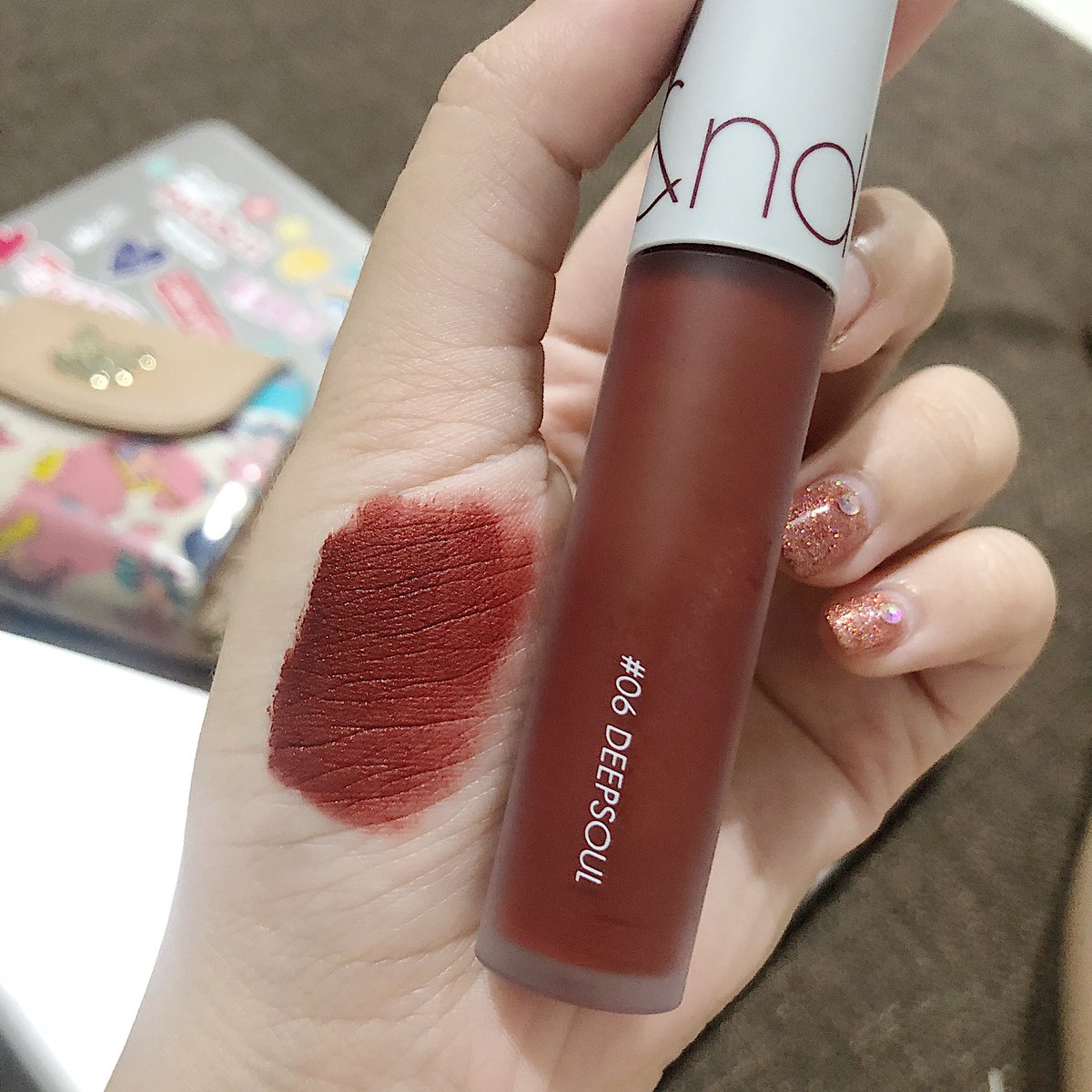 littlefahsai's tweet photo. Rom&amp;nd Zero Velvet Tint no.06 🥀 — เป็นลิปสีแดงก่ำที่ดีมากกกกก เนื้อนุ่ม กำมะหยี่ บางเบาสบายปาก ที่สำคัญเลยติดทนด้วยยยย ชอบบบ <3 https://t.co/AGgrQSwMmV