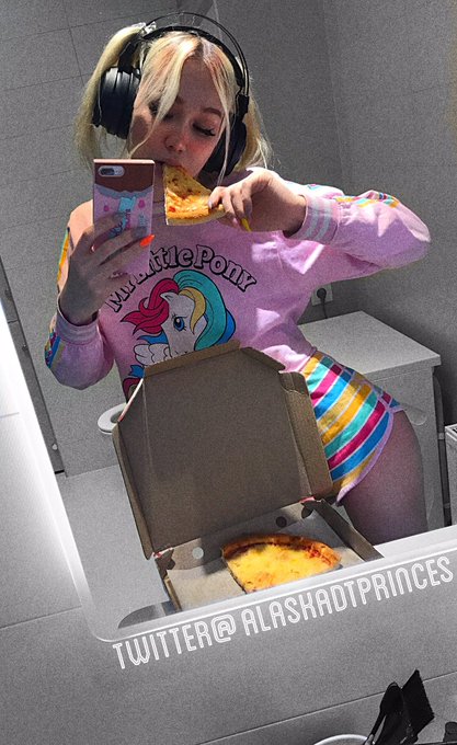 Pizzzaa pizza 🍕 #chaturbatemodel https://t.co/ovPmP78P25<a href="/tag/chaturbatemodel"class="tags">#chaturbatemodel</a>