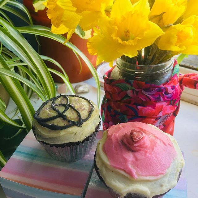 MabbettClothes's tweet photo. When your housemates a megababe and bakes you vegan cupcakes with a side order of daffodils to keep you sunny side up 🧁 🌼 🌸🍳 ☀️ ✨ #charmed #tits @frick_frack_paddy_whack https://t.co/8q3hfm9v8W