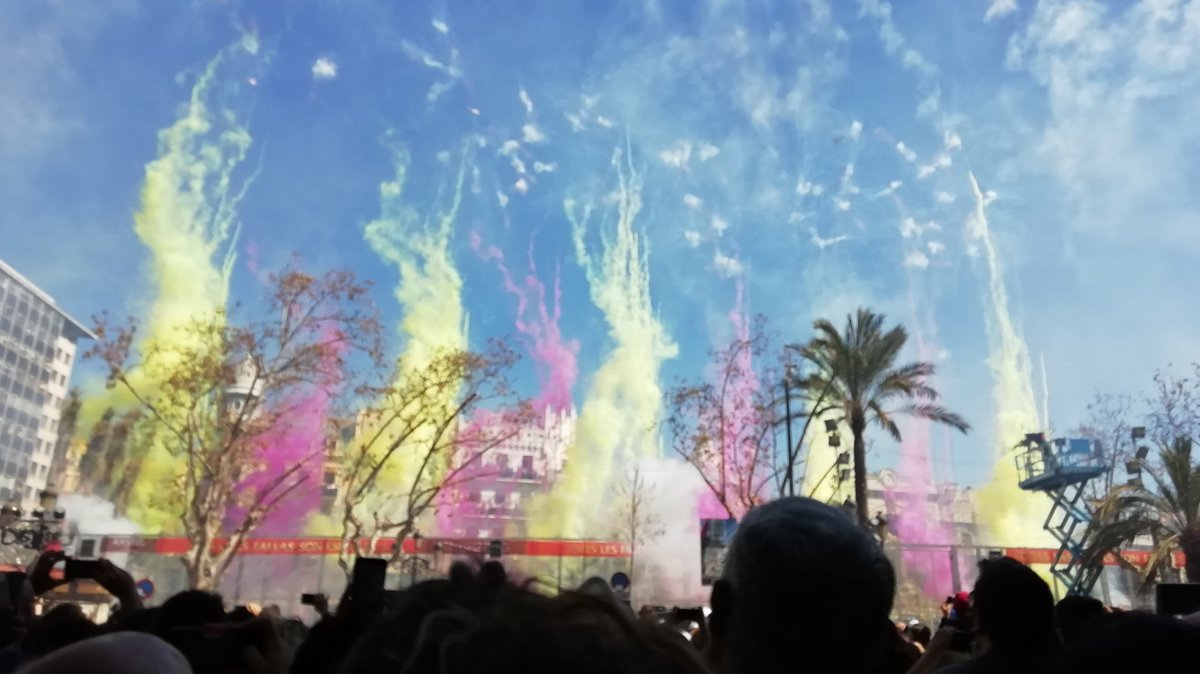 somvcf3's tweet photo. Brutal mascletà!!!!
Enormes els germans caballer!!!
Magnífica!!!
@PiroCABALLER @ricasapiro
#mascletà #Caballer #GermansCaballer
#HermanosCaballer https://t.co/XgcQLxwNPk