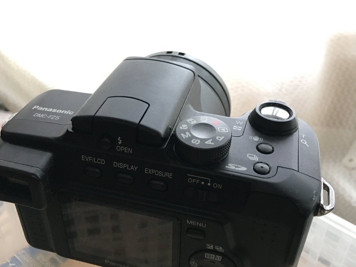 samurai_gameTV's tweet photo. #カメラ #コンデジ #LUMIX #写真 #中古 #売りたい #FZ5
■　LUMIX FZ5　+ 　1GB　SDカード
10年以上前のデジタルカメラ
１GBのSDカードを奮発して買う！というレベルの時代。

フォロワー限定で　2000円で売ります。
ヤフオクで後日出品予定

ご希望の方はダイレクトメッセージ、もしくはDiscordで https://t.co/9SCT69lFLU