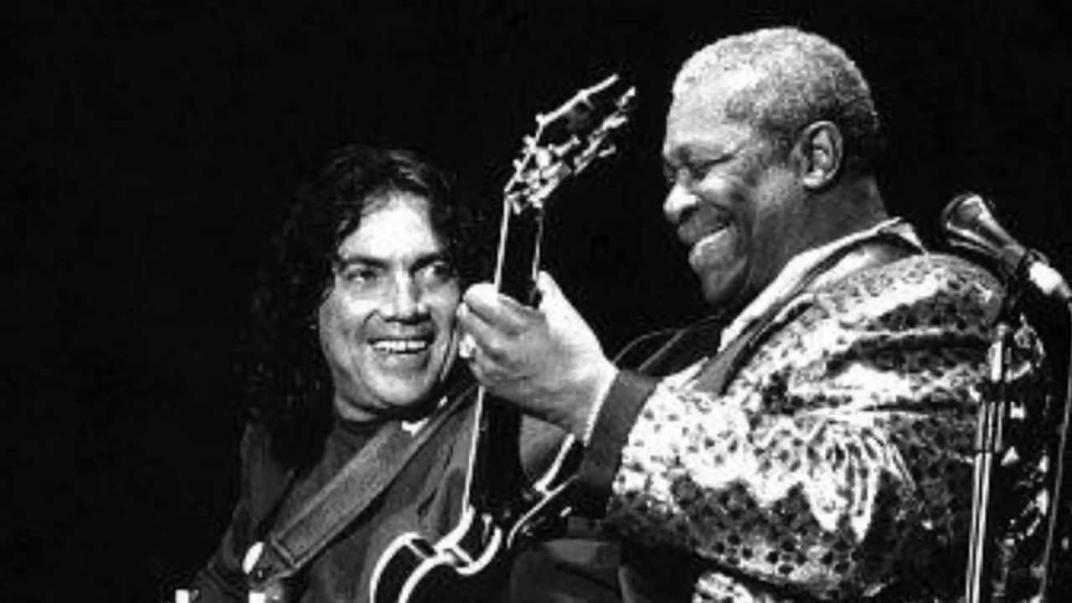 #BuenDomingo Hola! Buen día!

Feliz día del guitarrista!

Un día como hoy, hace 69 años nacia Norberto Aníbal Napolitano, nuestro gran Pappo. Un genio. A mi personalmente me emociona escucharlo, ademas de ser un guitarrista fuera de serie, fue un gran letrista y compositor.