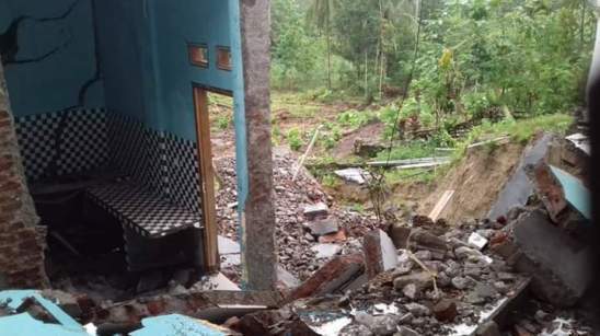 Hujan Deras di Cilacap Sebabkan Tanah Longsor terbitan.com/2019/03/hujan-…